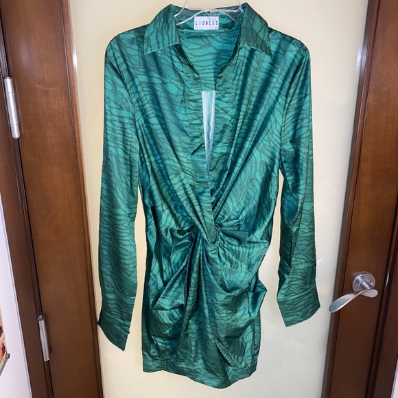 Lioness Dresses & Skirts - NEVER WORN LIONESS 🔥GREEN BLAZER DRESS